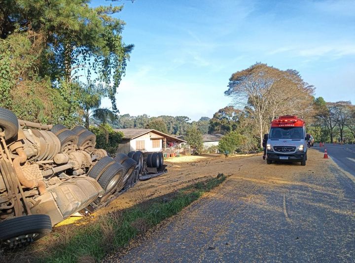 Carreta tomba na ERS 324 entre Marau e Passo Fundo