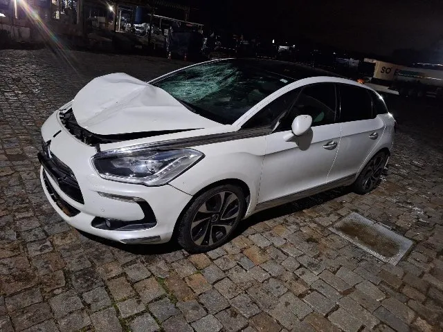 Motorista foge após atropelar jovens e é identificado por placa deixada no local