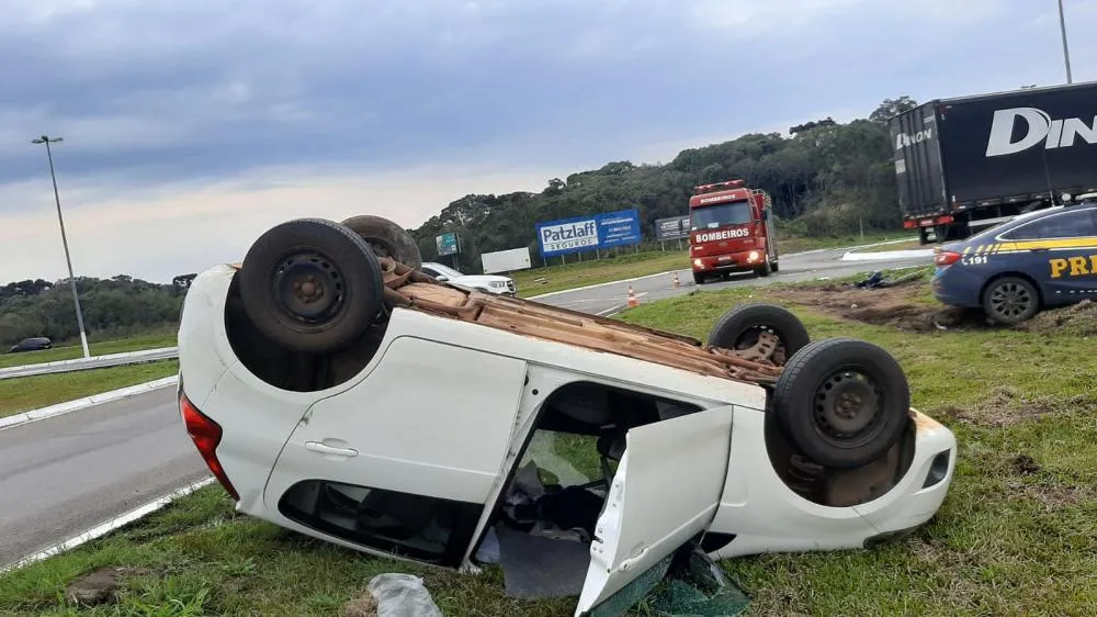 Carro capota com criança e três adultos a bordo