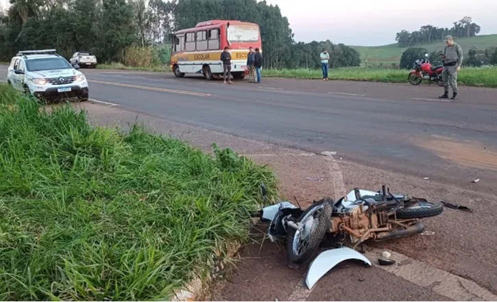 Colisão entre motocicleta e veículo escolar deixa mulher ferida na BR-468