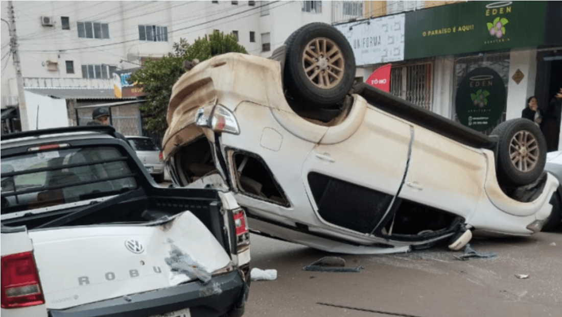 Capotamento no centro de Santo Ângelo deixa uma pessoa ferida