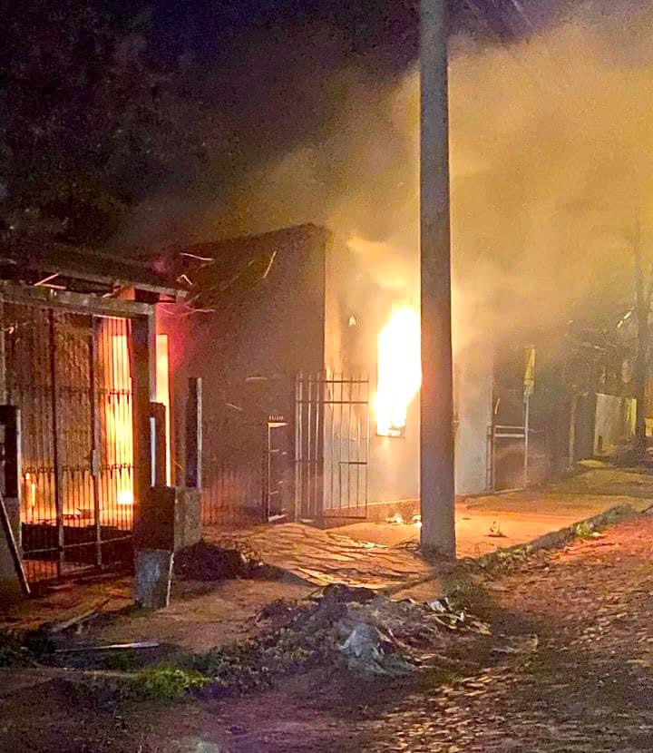 Incêndio na madrugada destrói casa em São Luiz Gonzaga