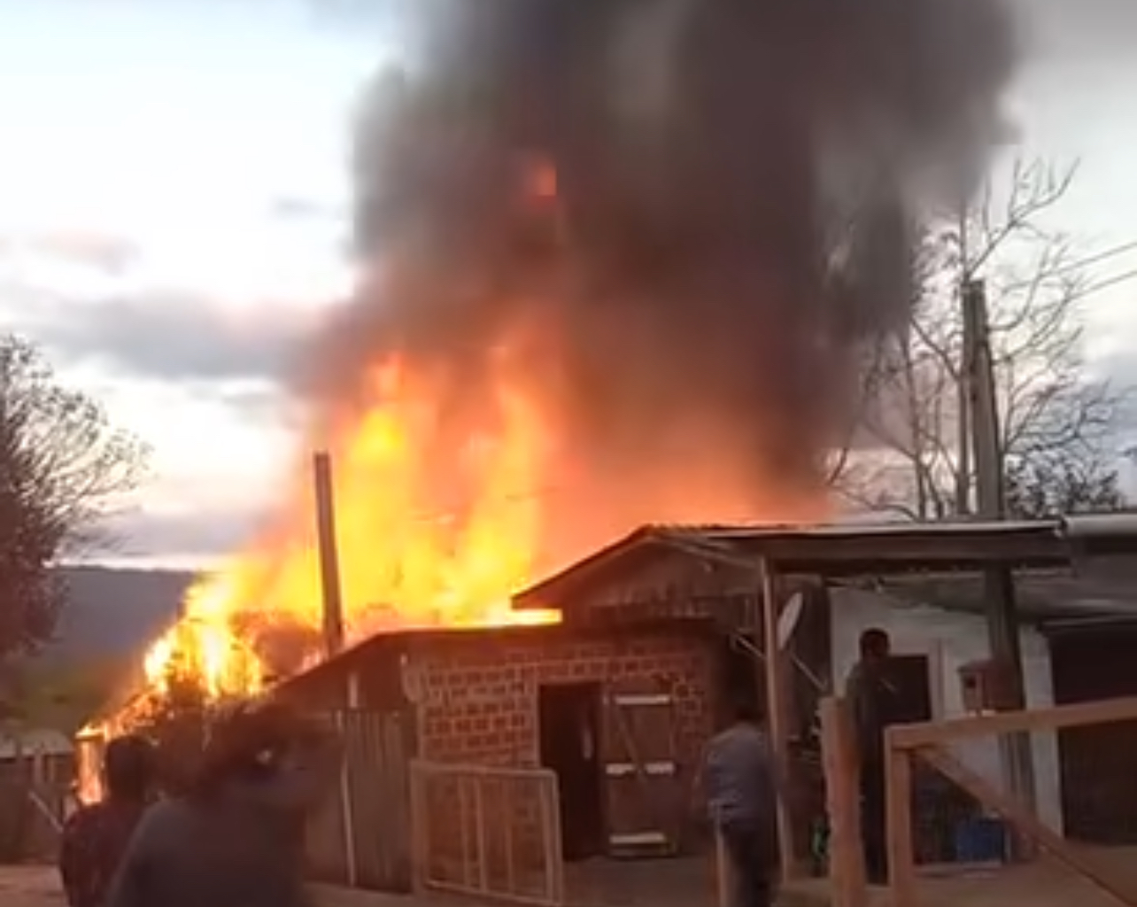 Incêndio destrói residência de madeira em Jaguari