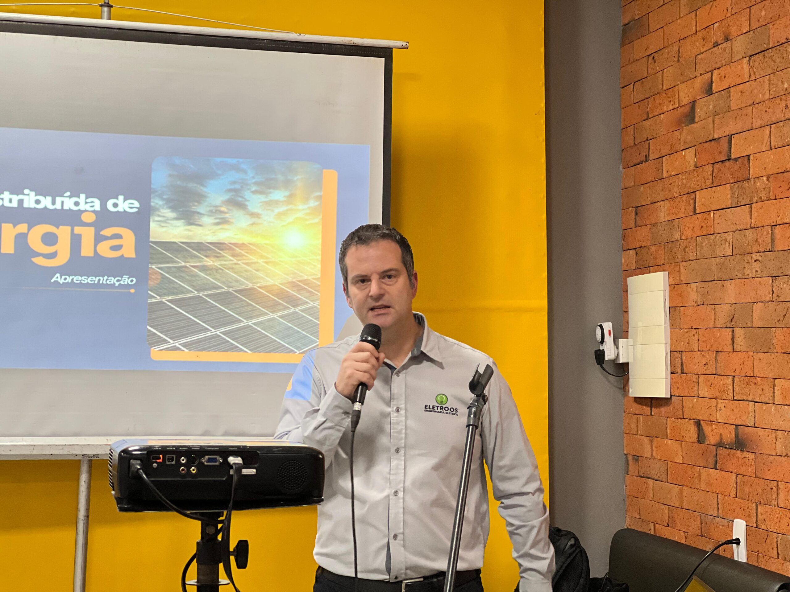 Eletroos Engenharia Elétrica promove networking com investidores de energia solar em Santiago