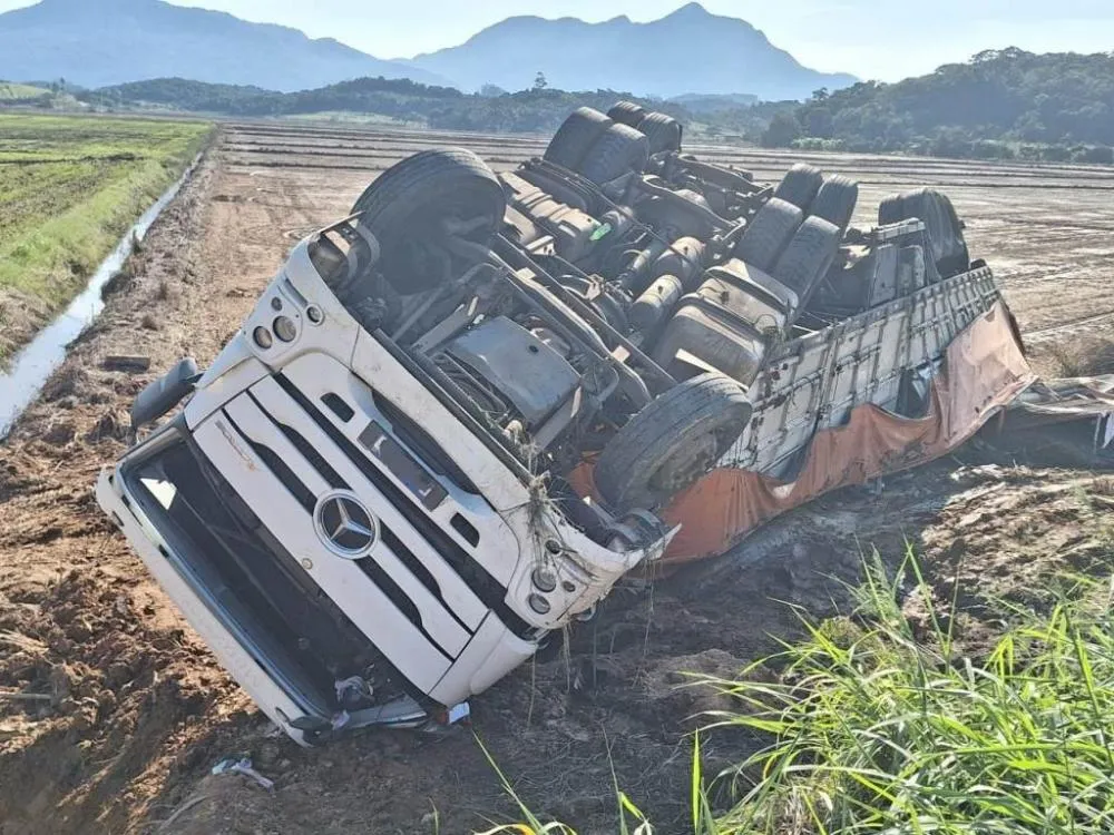 Duas pessoas morrem esmagadas por carreta na SC-108