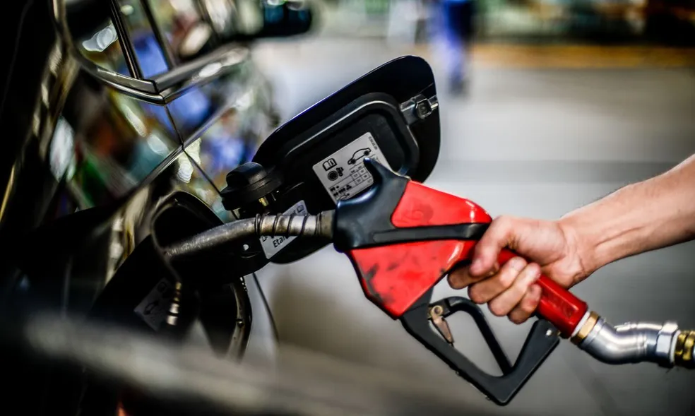 Preço médio da gasolina sobe R$ 0,12 nos postos após aumento pela Petrobras