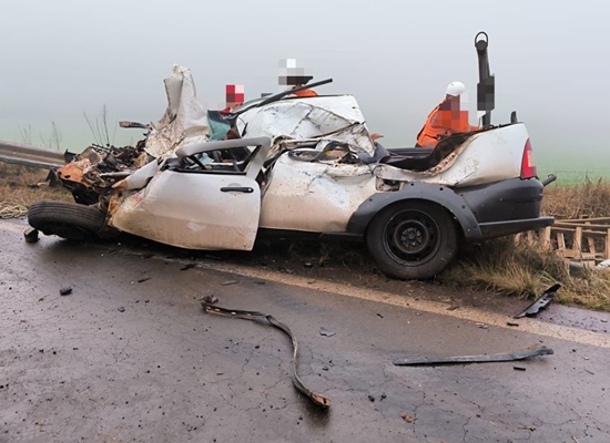 Grave acidente entre caminhonete e carreta na RS-463 deixa dois feridos graves