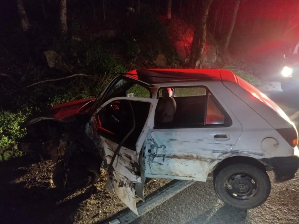 Motorista foge após colisão entre carro e caminhão na SC-163