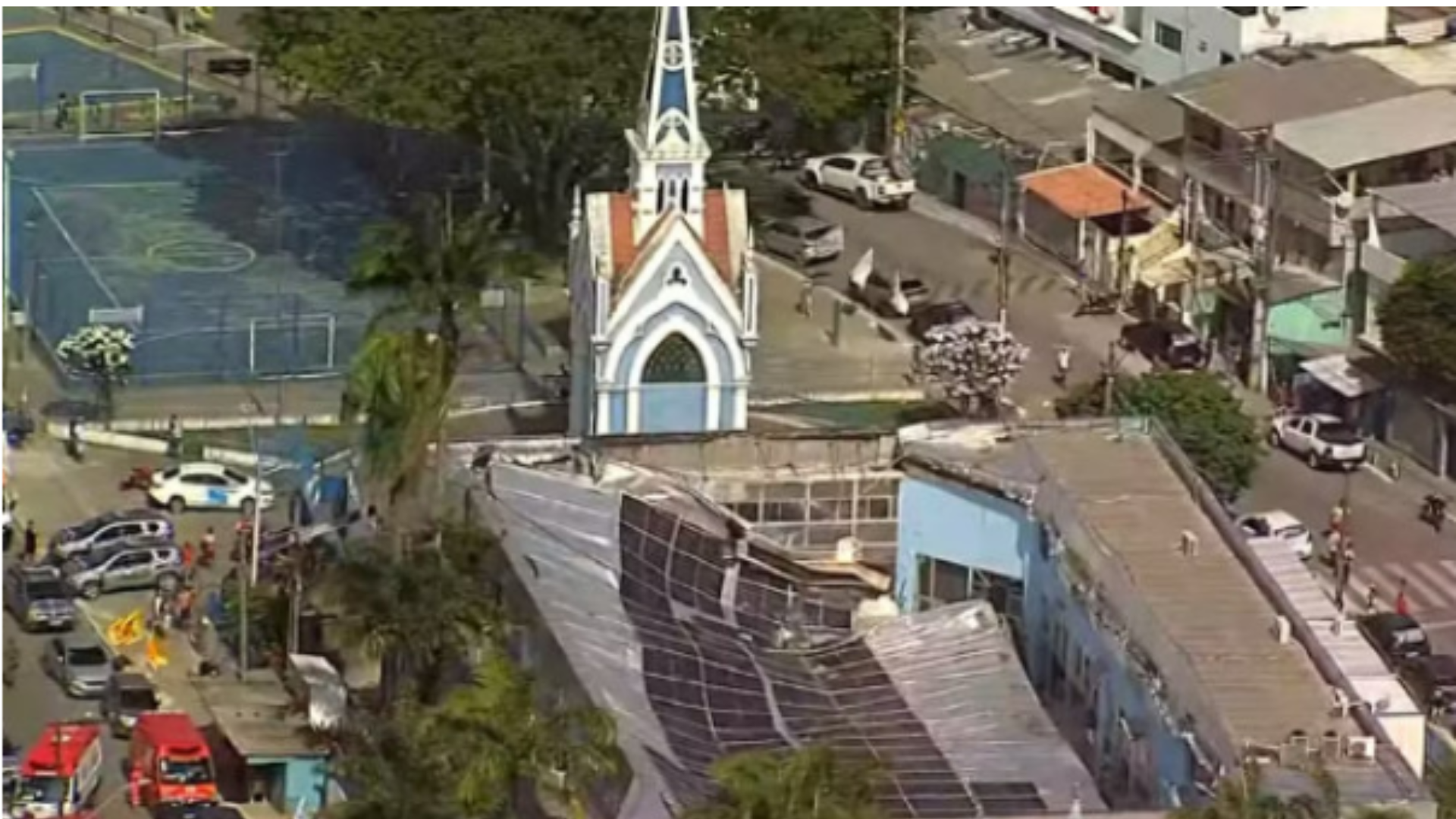 Teto de igreja desaba durante distribuição de cestas básicas e deixa dois mortos