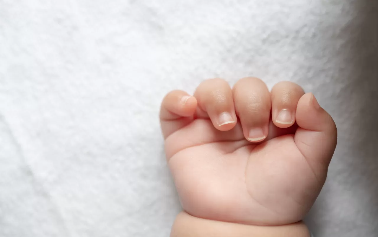 Bebê de 3 meses morre sufocado enquanto dormia com os pais