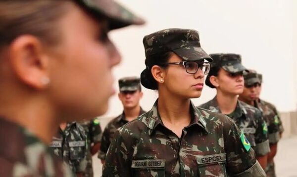 Brasil passa a permitir alistamento militar feminino aos 18 anos