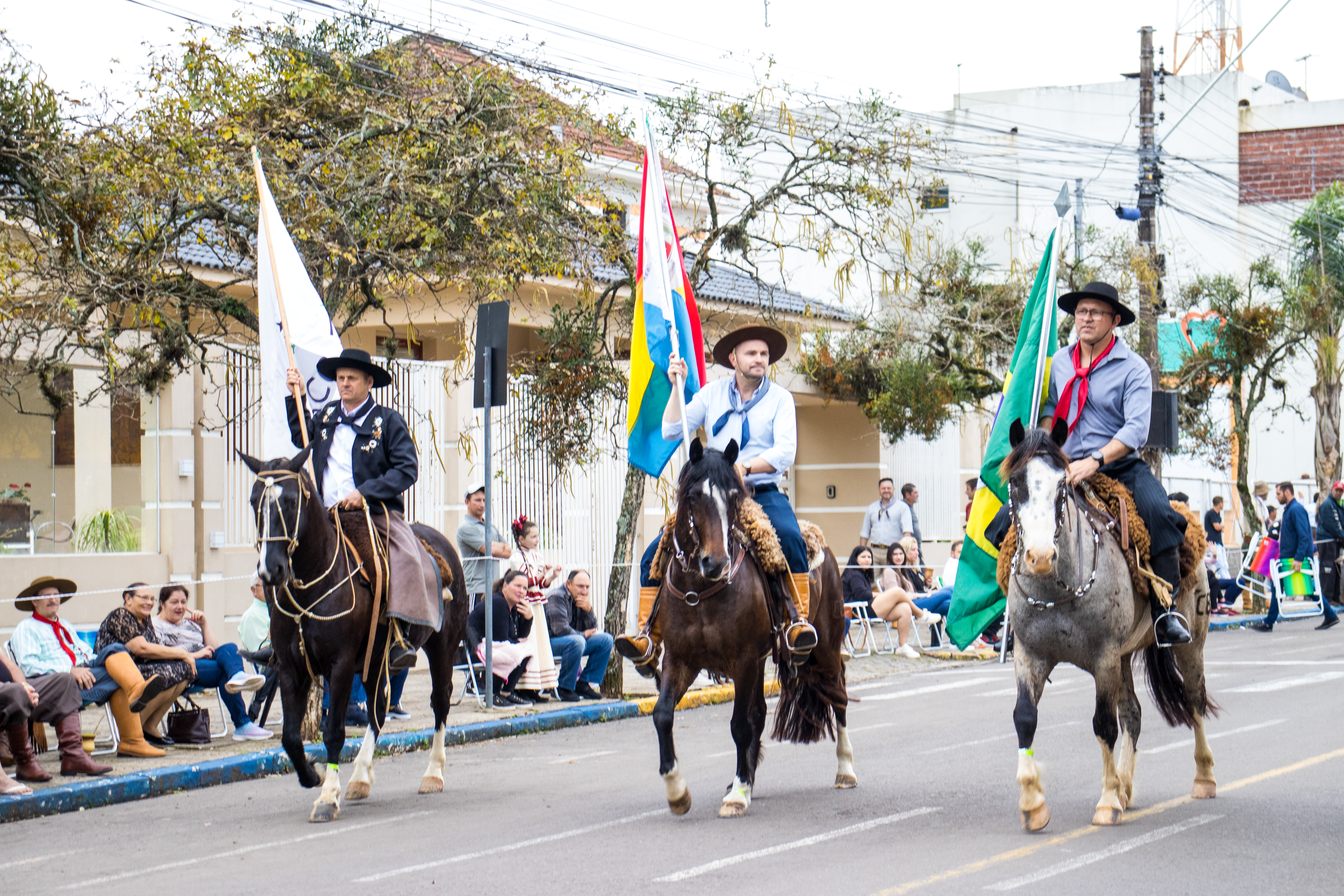 COMUNICADO: Desfile Farroupilha de Santiago é adiado para domingo devido à chuva