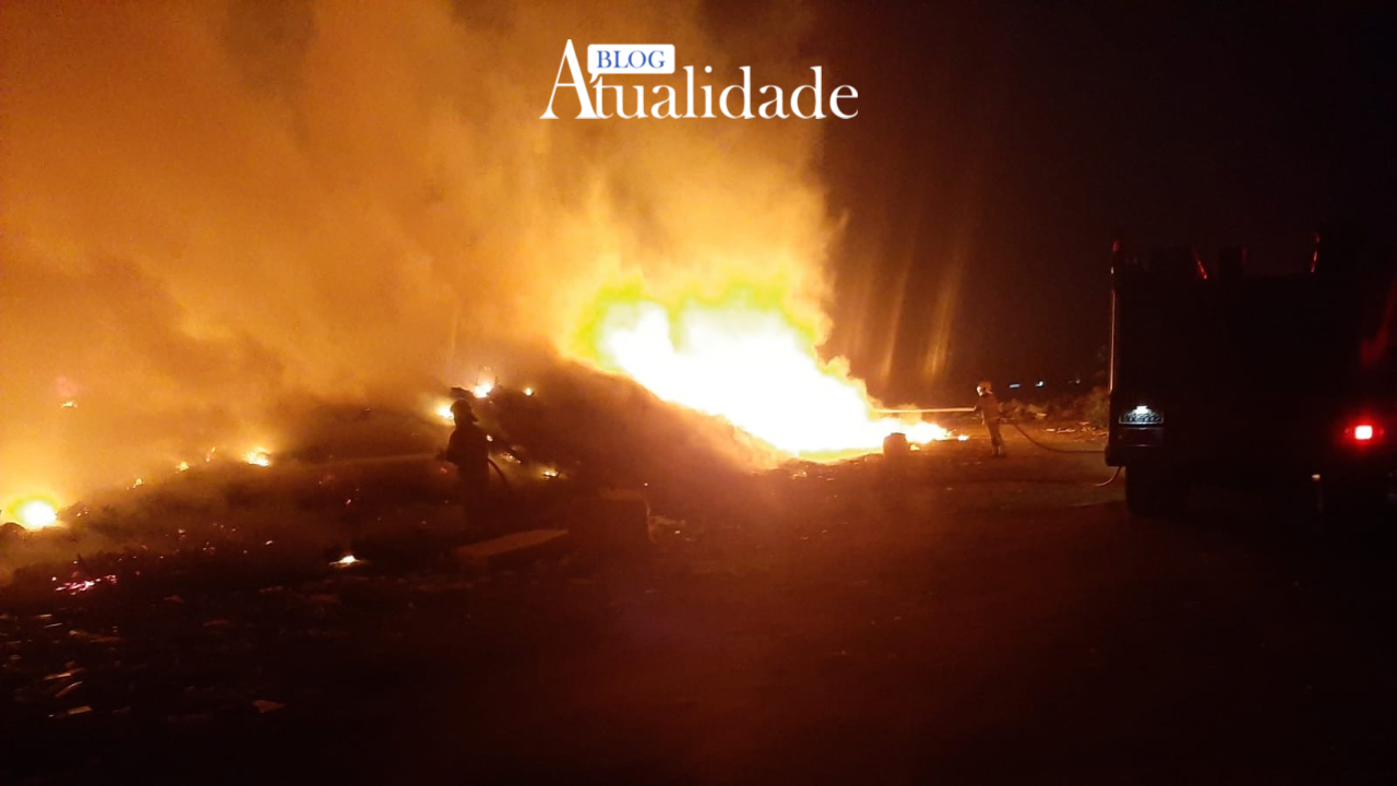 Incêndio de grandes proporções atinge depósito de lixo em Santiago nesta terça (10)