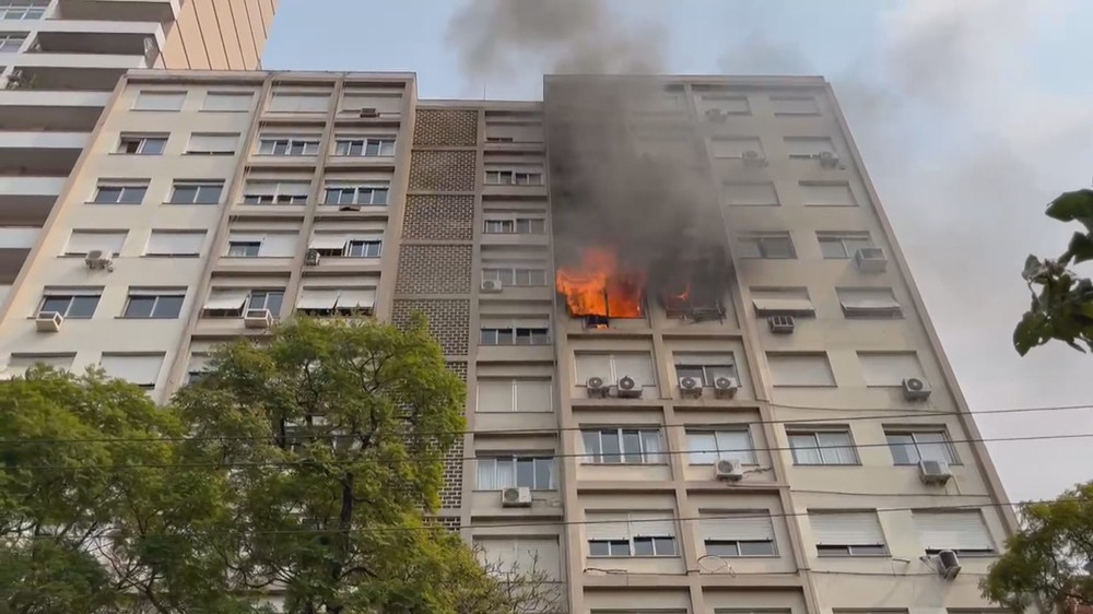 incêndio atinge apartamento no Centro de Porto Alegre