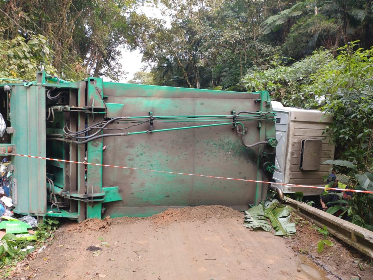 Trabalhador morre esmagado por caminhão de coleta de lixo 
