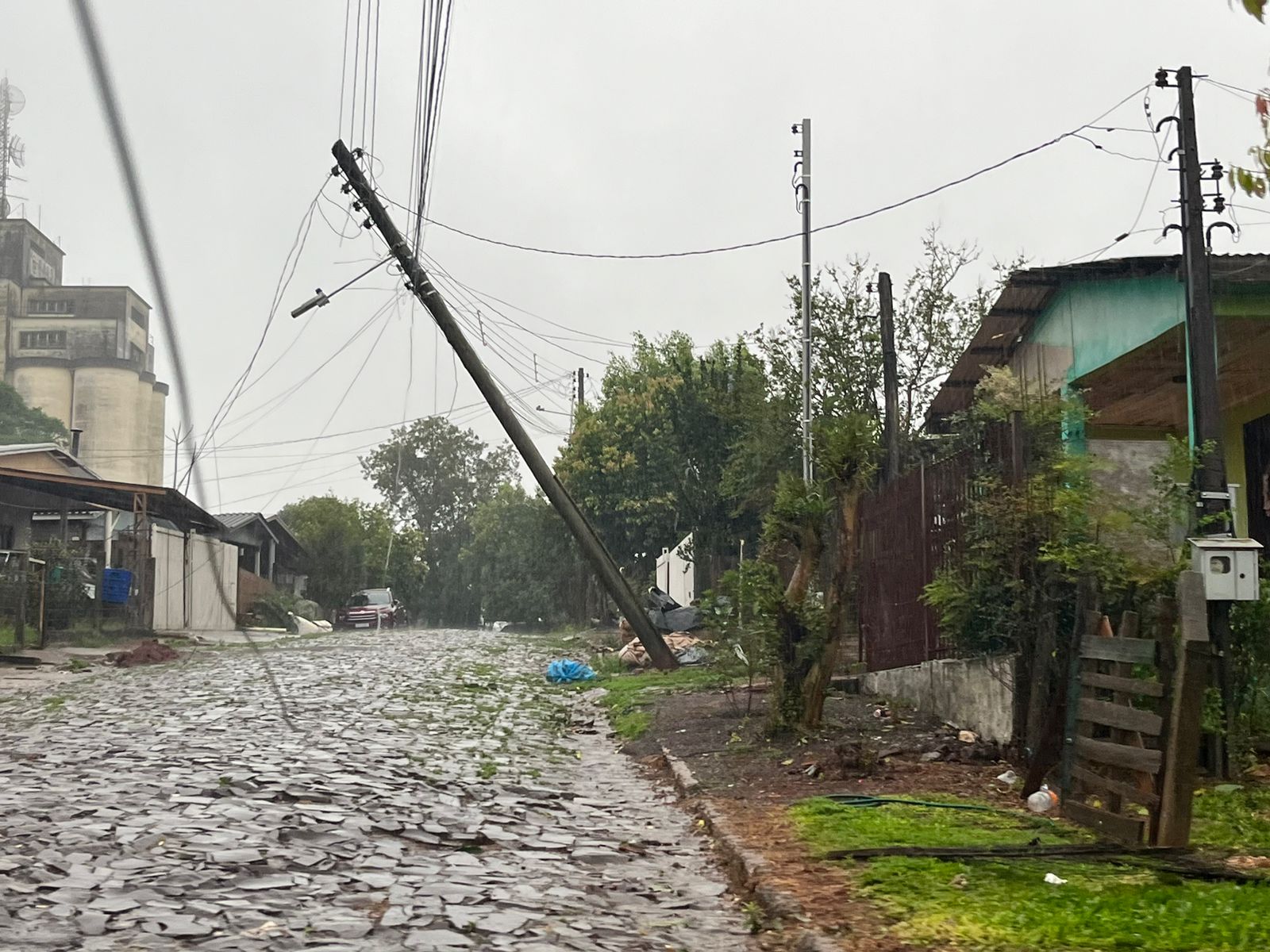 Temporal com granizo deixou dezenas de casas atingidas em Santa Bárbara do Sul