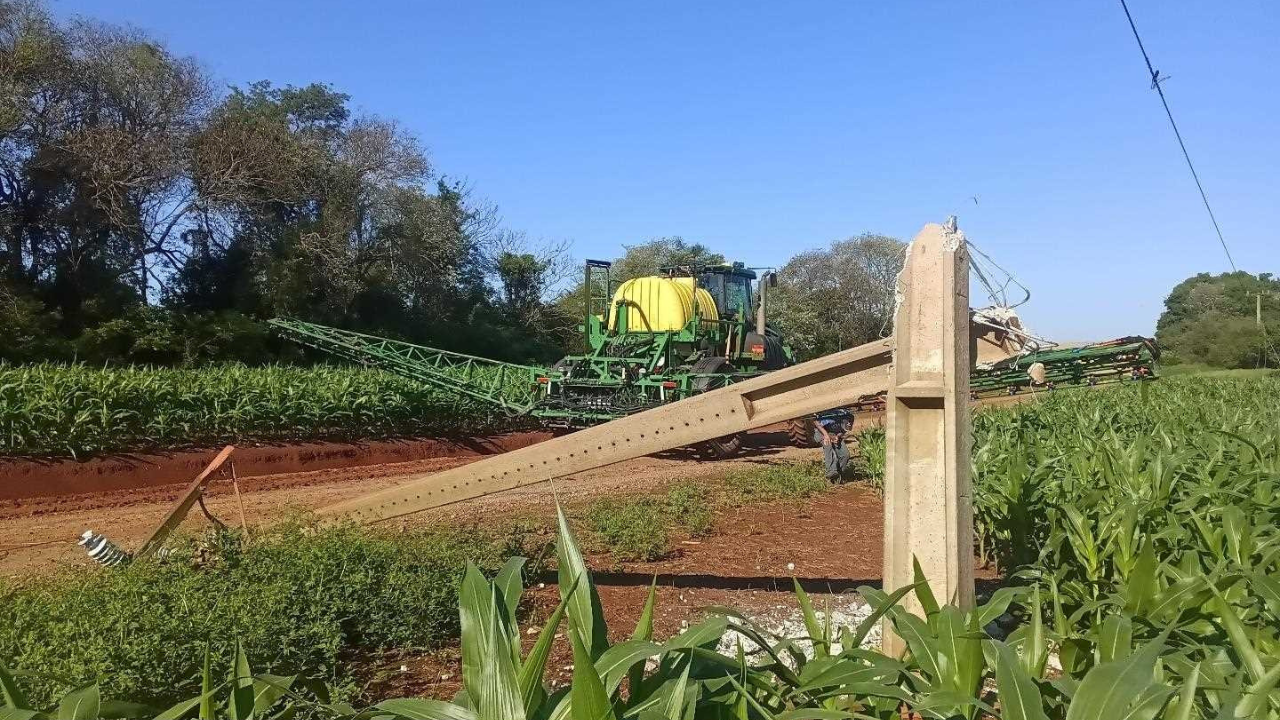 Acidente com máquina agrícola gera falta de energia no interior de Bossoroca