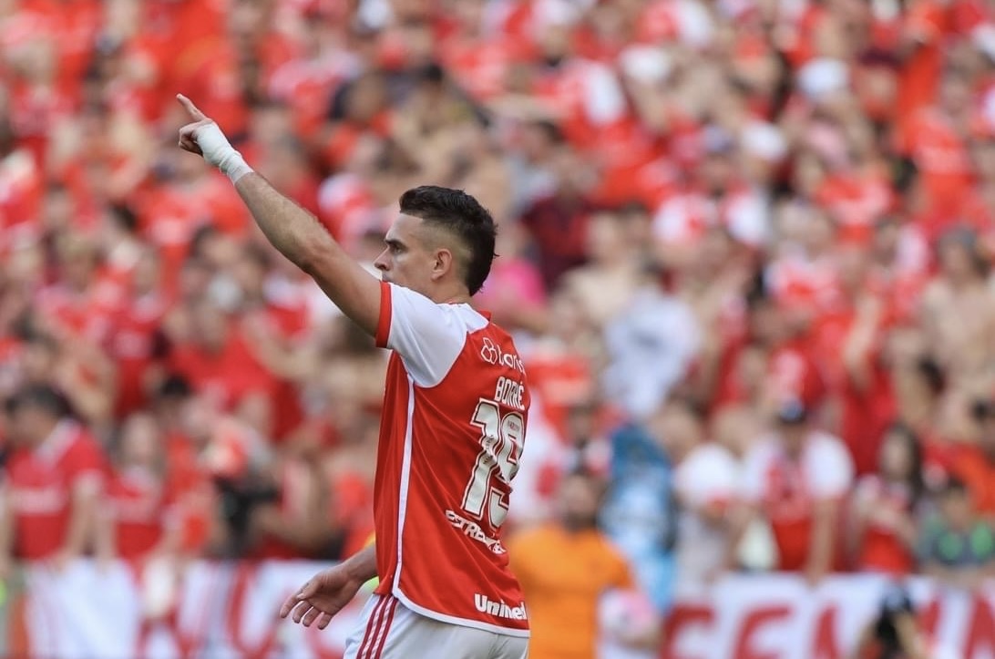 Com gol de Borré, Inter vence o Gre-Nal no Beira-Rio e encosta no G-4