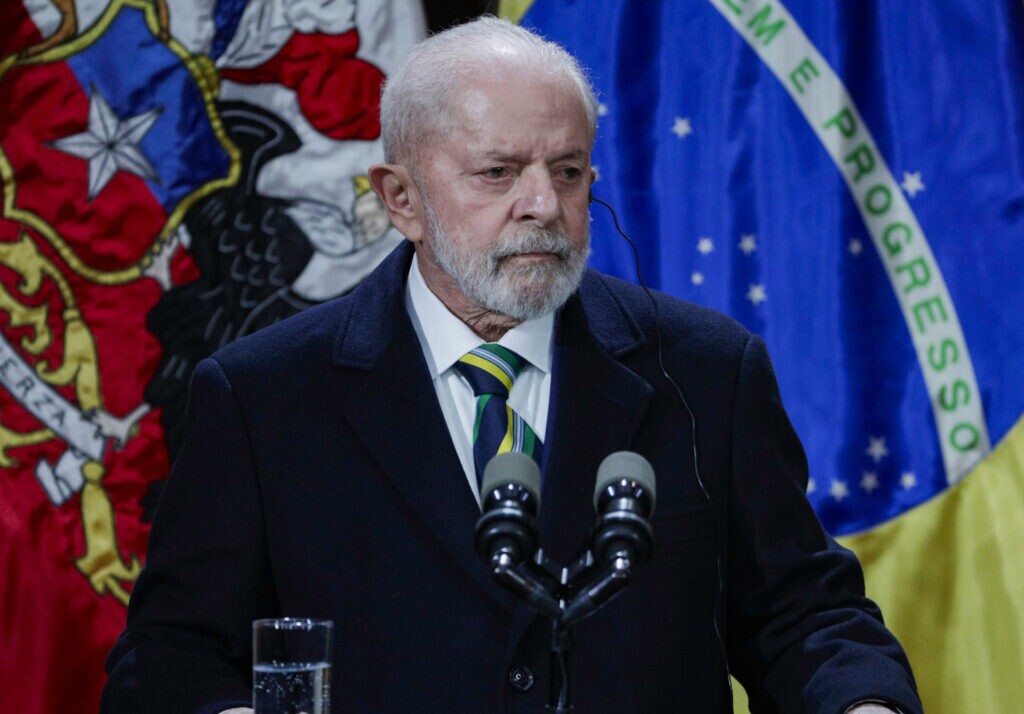 Lula sofre acidente, tem corte na nuca e cancela viagem à Rússia
