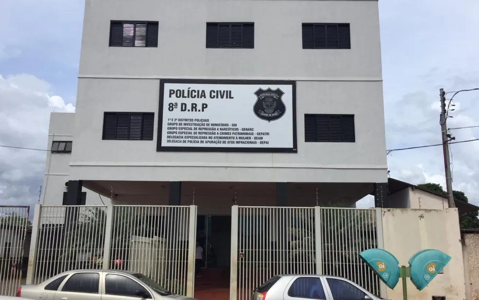 Mulher estuprada pelo pai procura a polícia para denunciá-lo após descobrir que ele também abusou da filha dela
