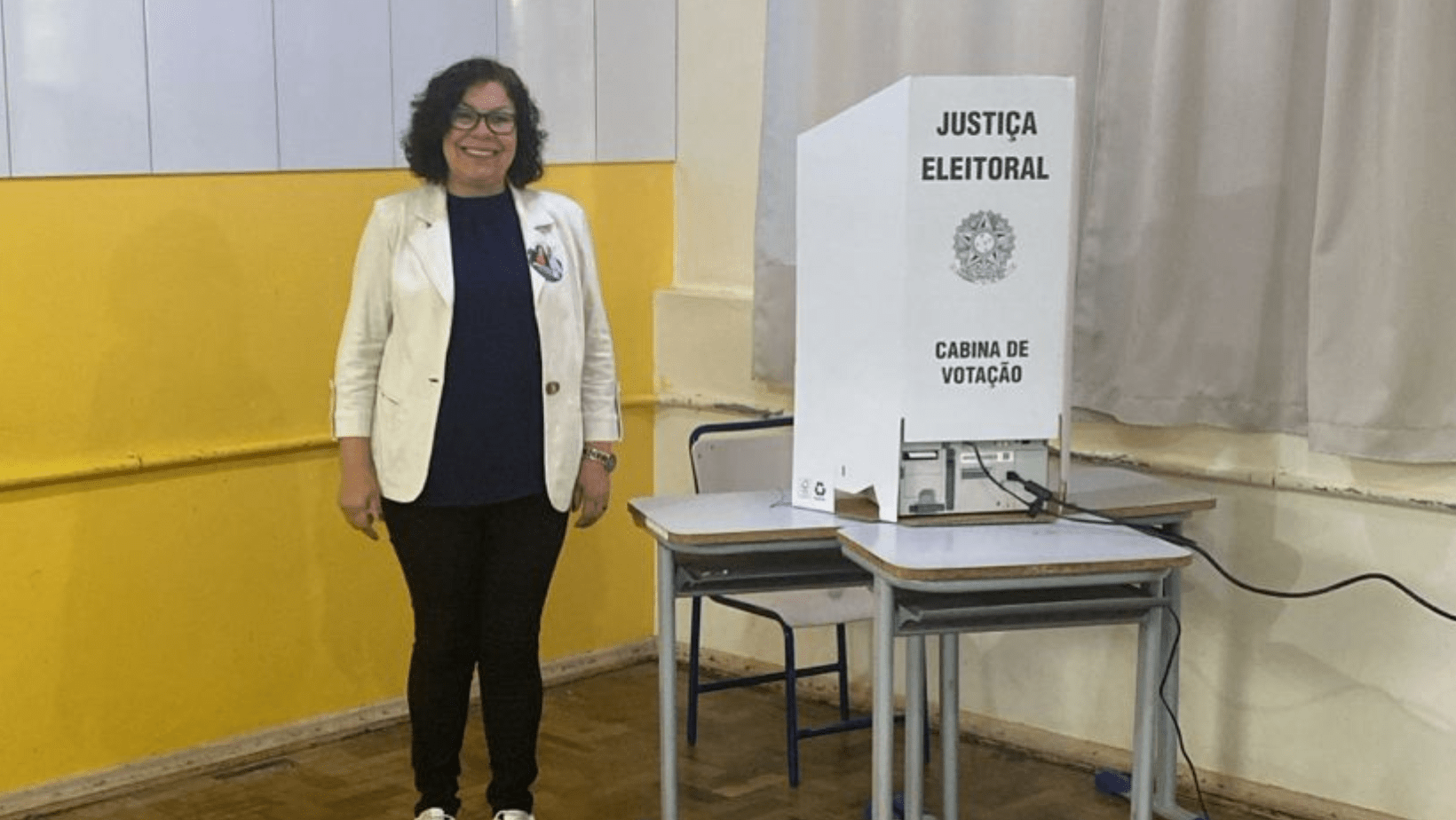Ana Barros (PT) vota no Instituto Rui Barbosa, em São Luiz Gonzaga