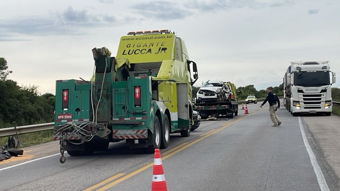 Homem morre em acidente de trânsito envolvendo carreta e caminhonete na BR-392, em Canguçu