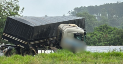 Acidente entre carreta e carro deixa trânsito lento na BR-285 em São Luiz Gonzaga