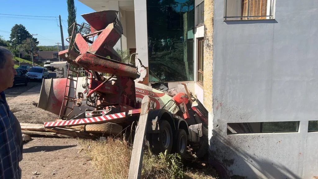 Motorista morre em grave acidente na Avenida Sete de Setembro, em Jaguari
