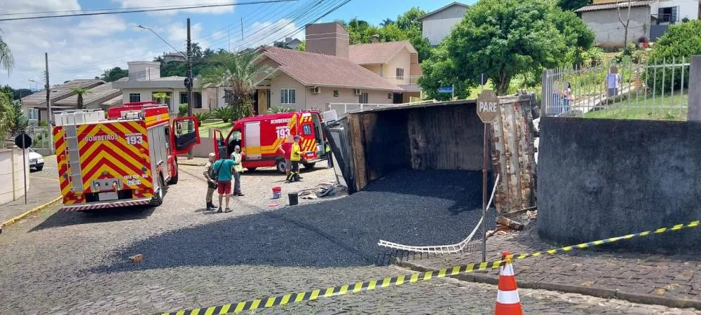 Criança e motorista saem ilesos de tombamento de caminhão em Santa Catarina