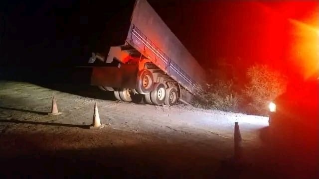 Carreta de São Borja sai da pista no desvio da ponte do Rio Toropi na BR-287; motorista sofre ferimentos leves