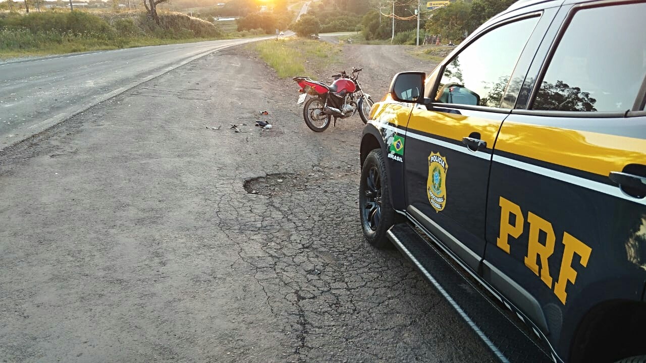 Motociclista fica ferido ao colidir com cavalo solto na BR-287, em Santiago