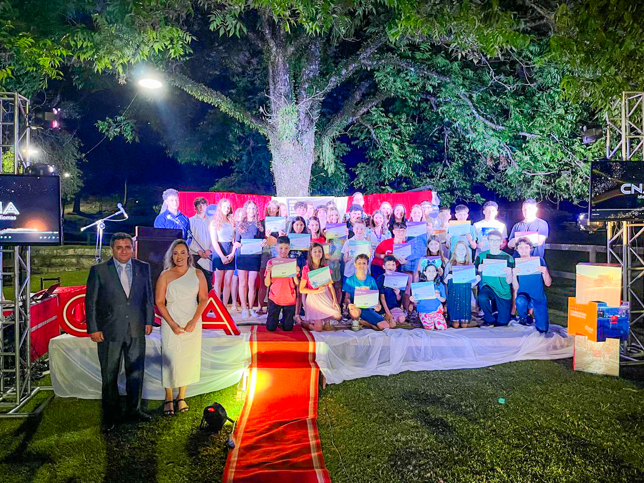 Celebração de Sucesso: CNA Idiomas reúne formandos e famílias em noite inesquecível
