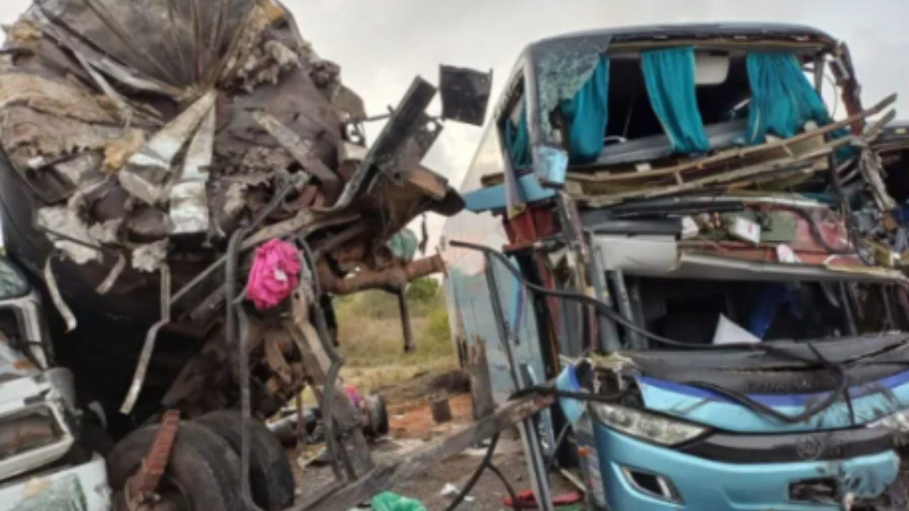 Acidente entre dois ônibus e uma carreta deixa cinco mortos e 23 feridos na Bahia