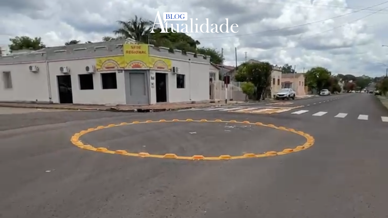 Rotatórias são instaladas na Rua Rogério Francisco da Rosa após asfaltamento em Santiago