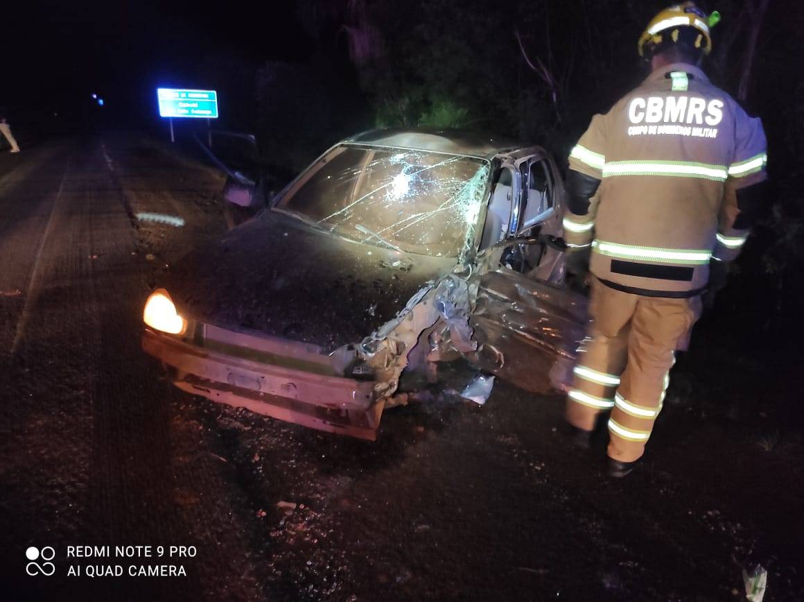 Acidente entre caminhão-prancha e carro deixa dois feridos na BR-285, em Caibaté