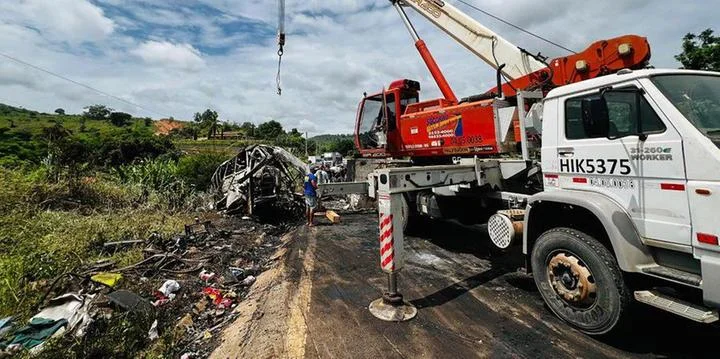 Sobe para 41 o número de mortos em acidente com ônibus na BR-116, em MG