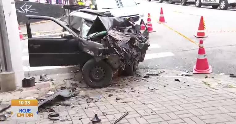 Duas pessoas morrem após carro bater na pilastra de padaria