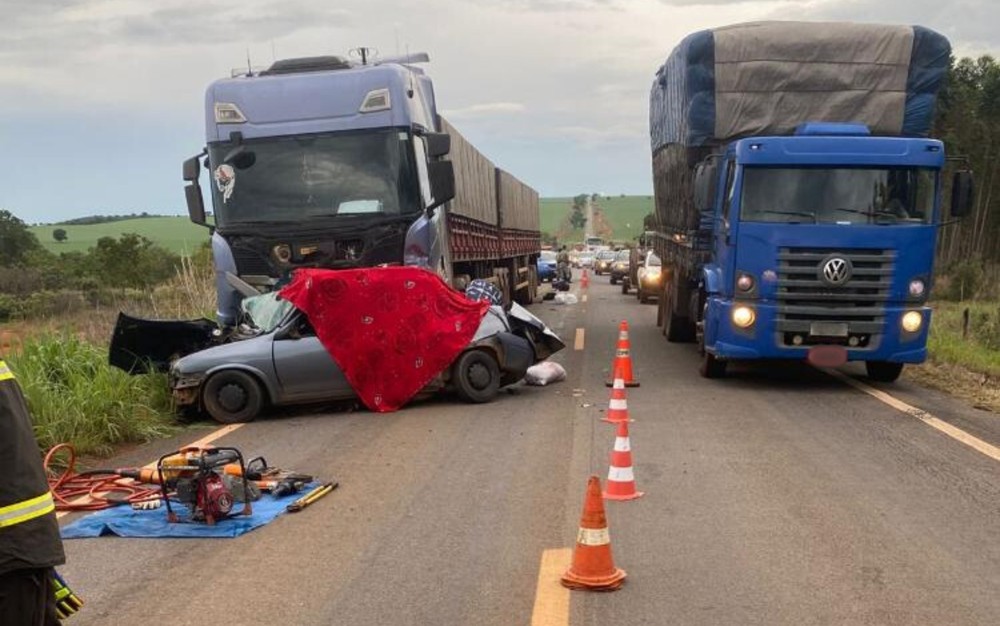 Acidente entre carro e caminhão mata cinco pessoas