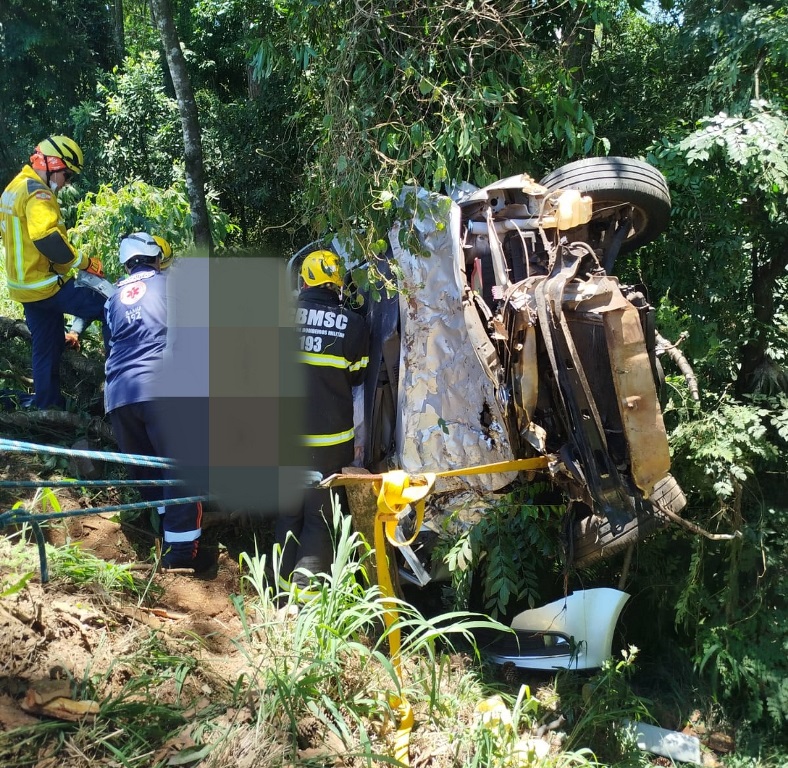 Saída de pista mata passageira de automóvel na BR-282