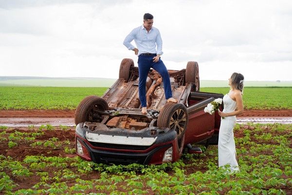 Noivos capotam carro a caminho de ensaio e decidem tirar fotos no local do acidente 
