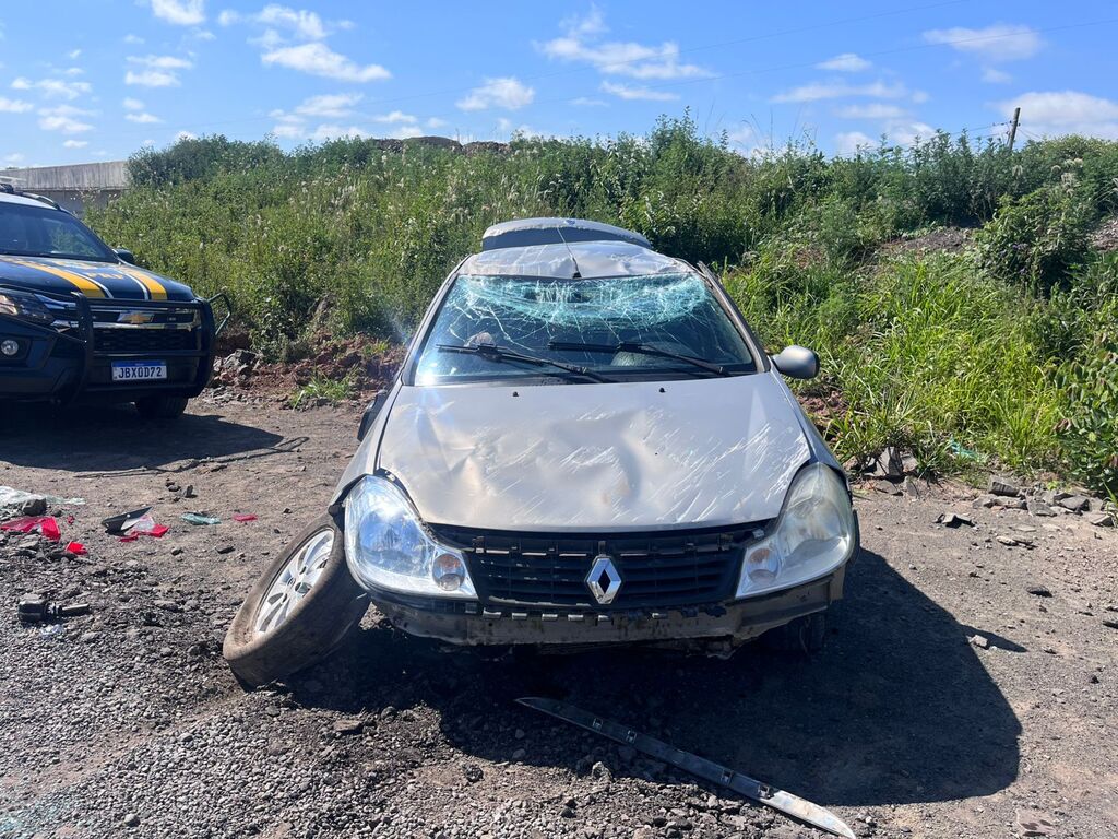 Motorista natural de Santiago, é socorrido após saída de pista com tombamento