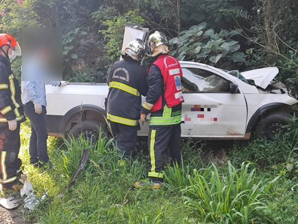 Jovem de 24 anos morre em acidente entre carro e caminhão na BR-153