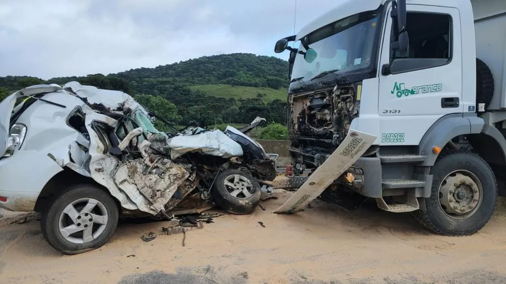 Motorista de 61 anos morre em colisão frontal com caminhão