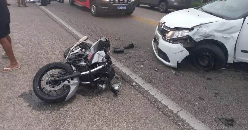 Motociclista morre após ter frente cortada por carro