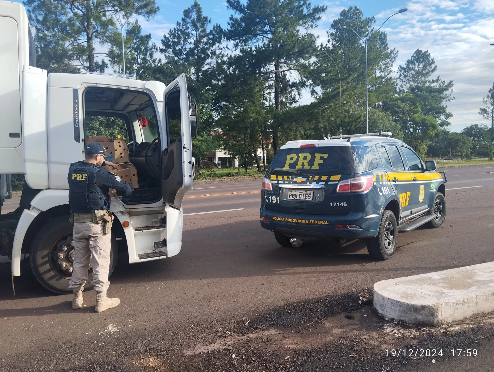 PRF flagra homem transportando 4 galos de rinha a BR-285, em São Borja