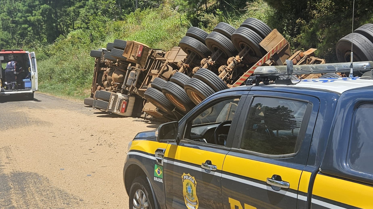 Caminhão tomba na BR-287 em Jaguari; motorista sai ileso