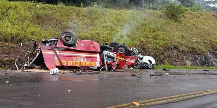 Colisão entre viatura dos bombeiros e carro deixa cinco mortos na Rota do Sol