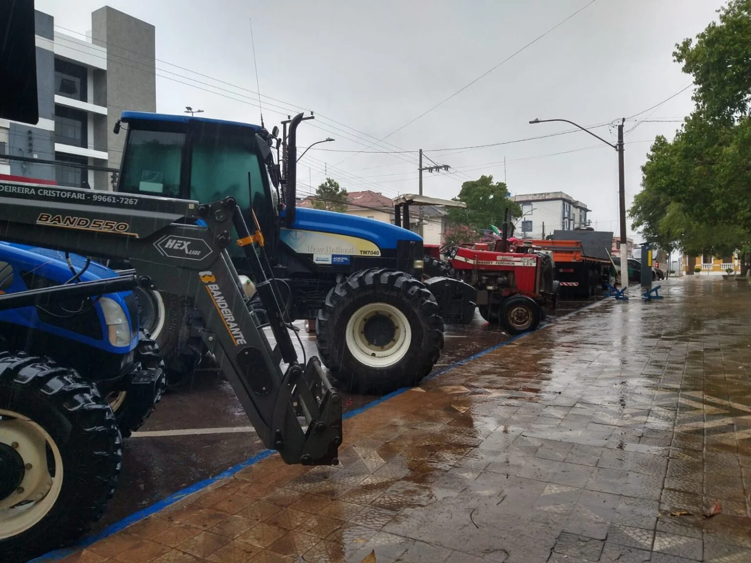 Chuva forte faz companhia para mobilização de produtores rurais em Santiago