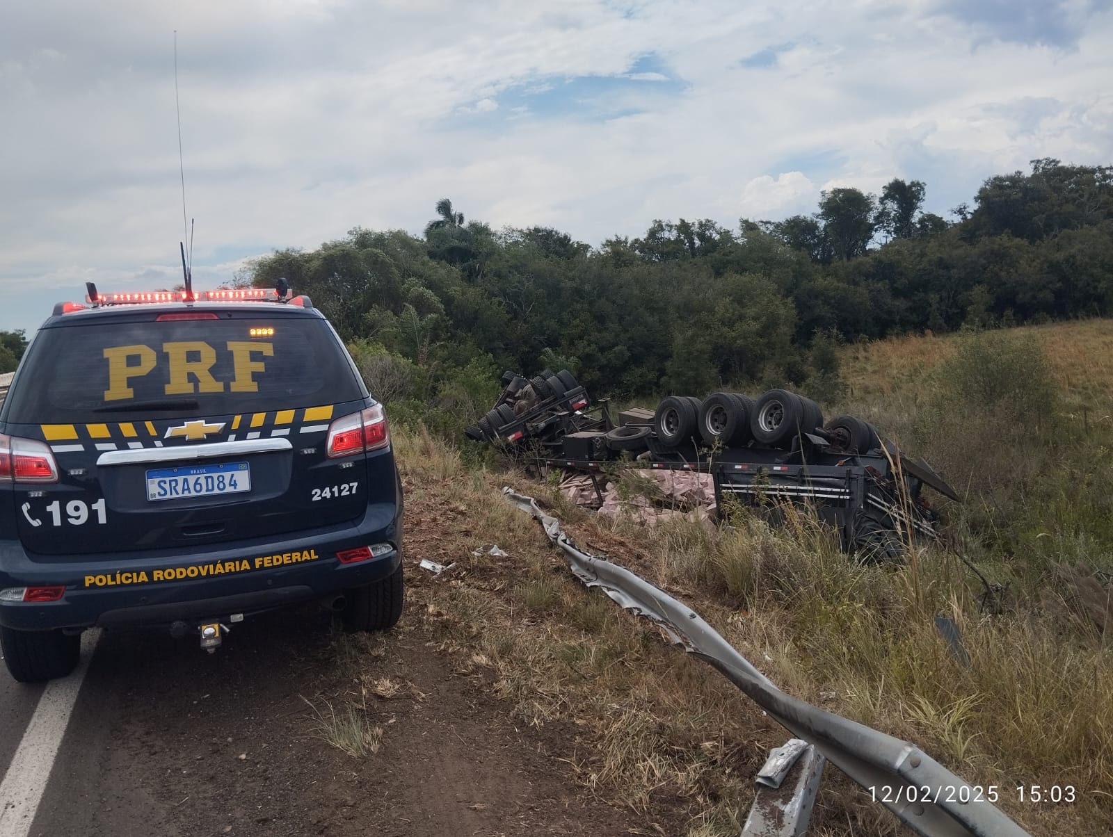 Caminhão sai da pista na BR-287 em São Vicente do Sul; motorista não se fere