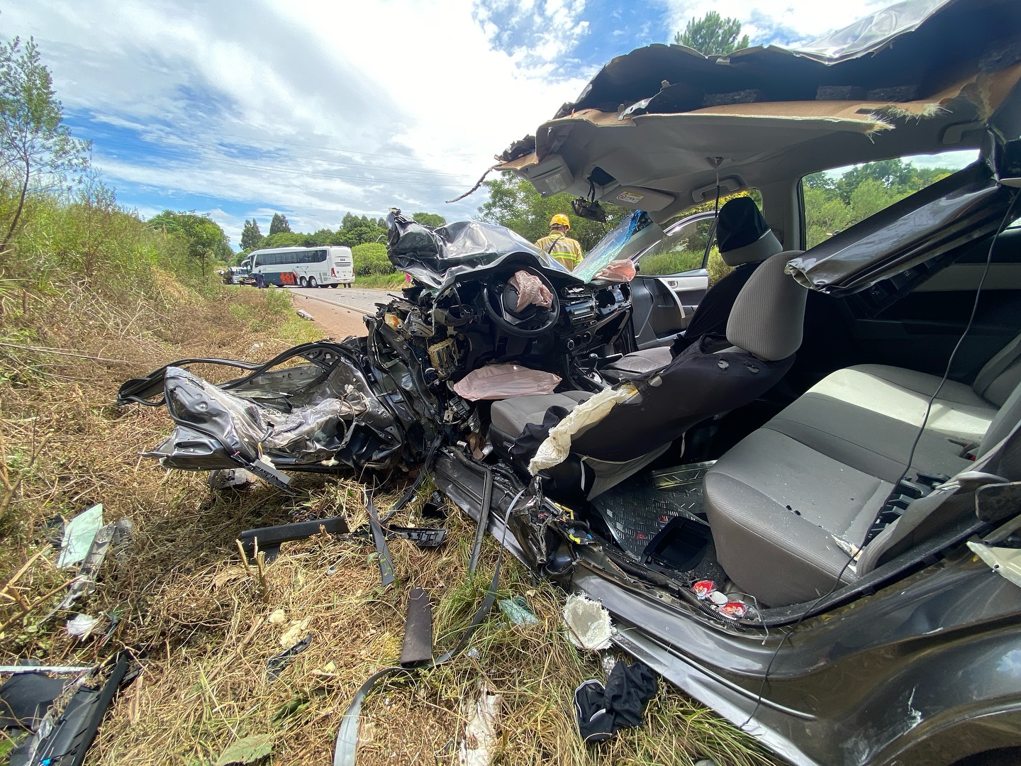 Mulher fica gravemente ferida em colisão entre Corolla e ônibus na ERS-153; VEJA IMAGENS